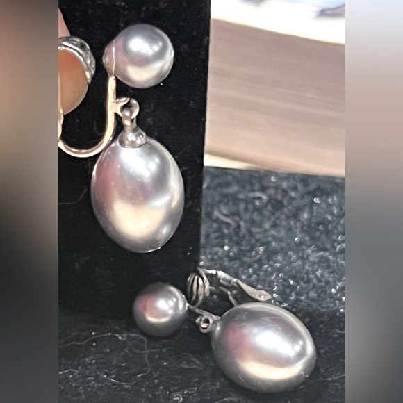Vintage Signed Richelieu Grey Pearl Drop Earrings-Silver Tone Clip On Jewelry - Picture 5 of 6